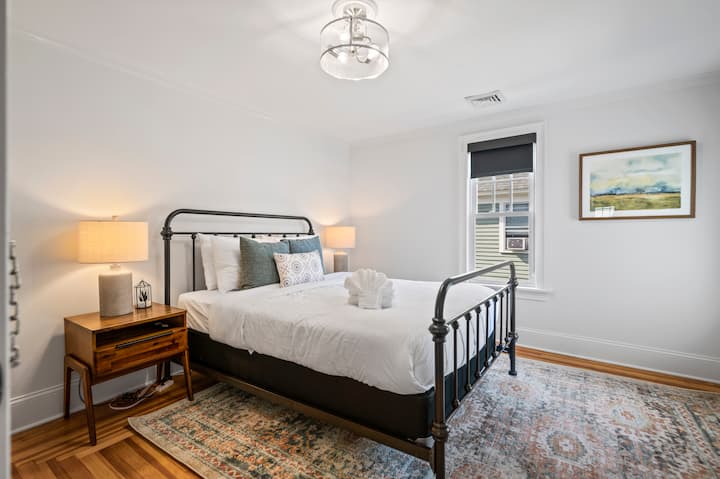 Upstairs bedroom with queen bed (Bedroom #3)
