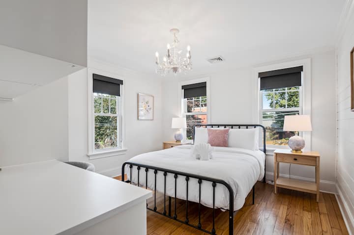 Upstairs bedroom with queen bed and built-in desk (Bedroom #2)