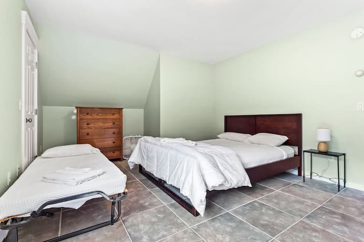 Chumba cha kulala cha ghorofa ya juu #2 - Malkia na Mapacha