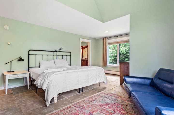 Chumba cha kulala cha ghorofa ya juu #1 - King kilicho na mlango wa bafu lililounganishwa