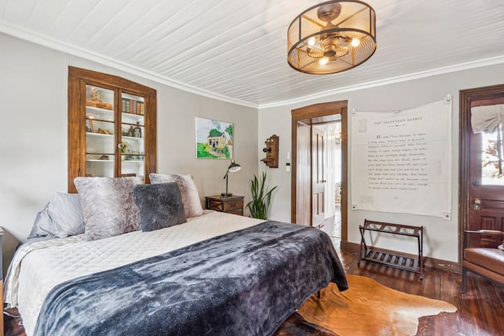 Main level bedroom with king size bed, cotton sheets and fluffy pillows. 