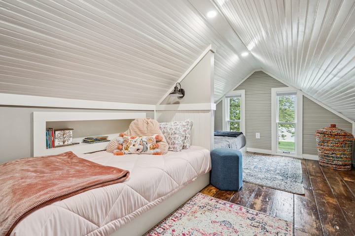 Upstairs loft with two twin beds