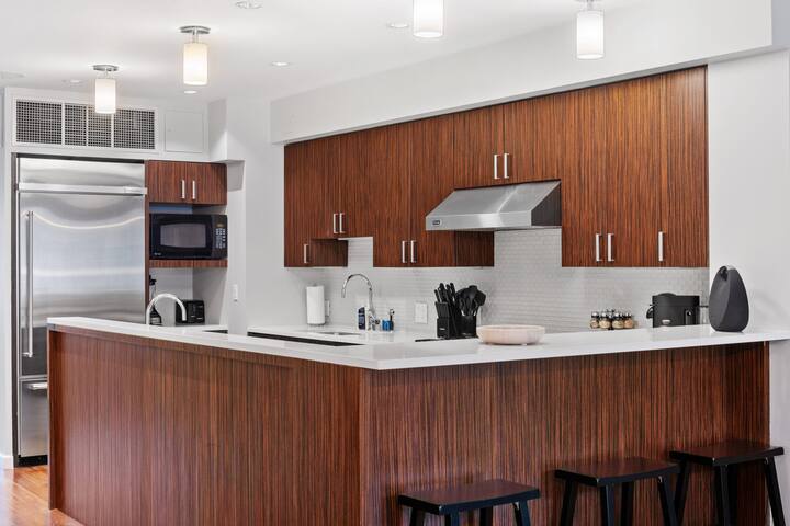 Gotham House II by RoveTravel | 3BR Lux Duplex gallery image 3