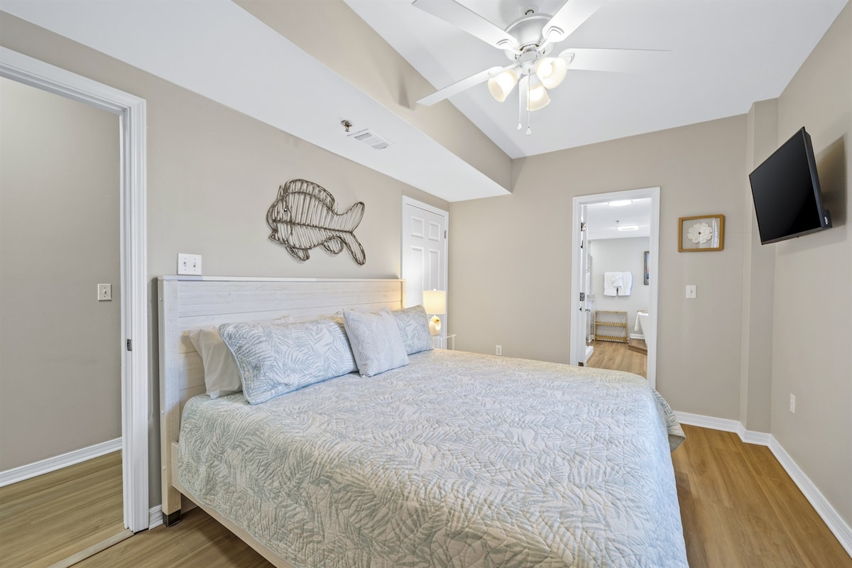 Majstor s bračnim krevetom, komodom, zidnim televizorom i glavnom kupaonicom