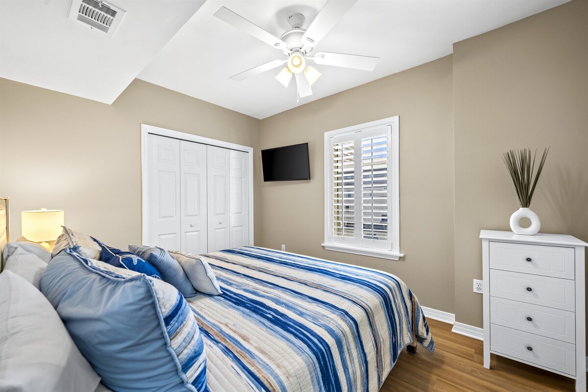 2. spavaća soba s bračnim krevetom, komodom, zidnim televizorom i ormarom