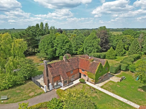Country Home with Tennis, Hot Tub,  BBQ,  Darts