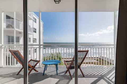 ‼️Oceanfront Bright‼️ 2-Bed Condo
