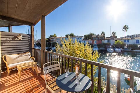 Top performing Airbnb: Beautiful renovated 2-room apartment Port Grimaud in Grimaud