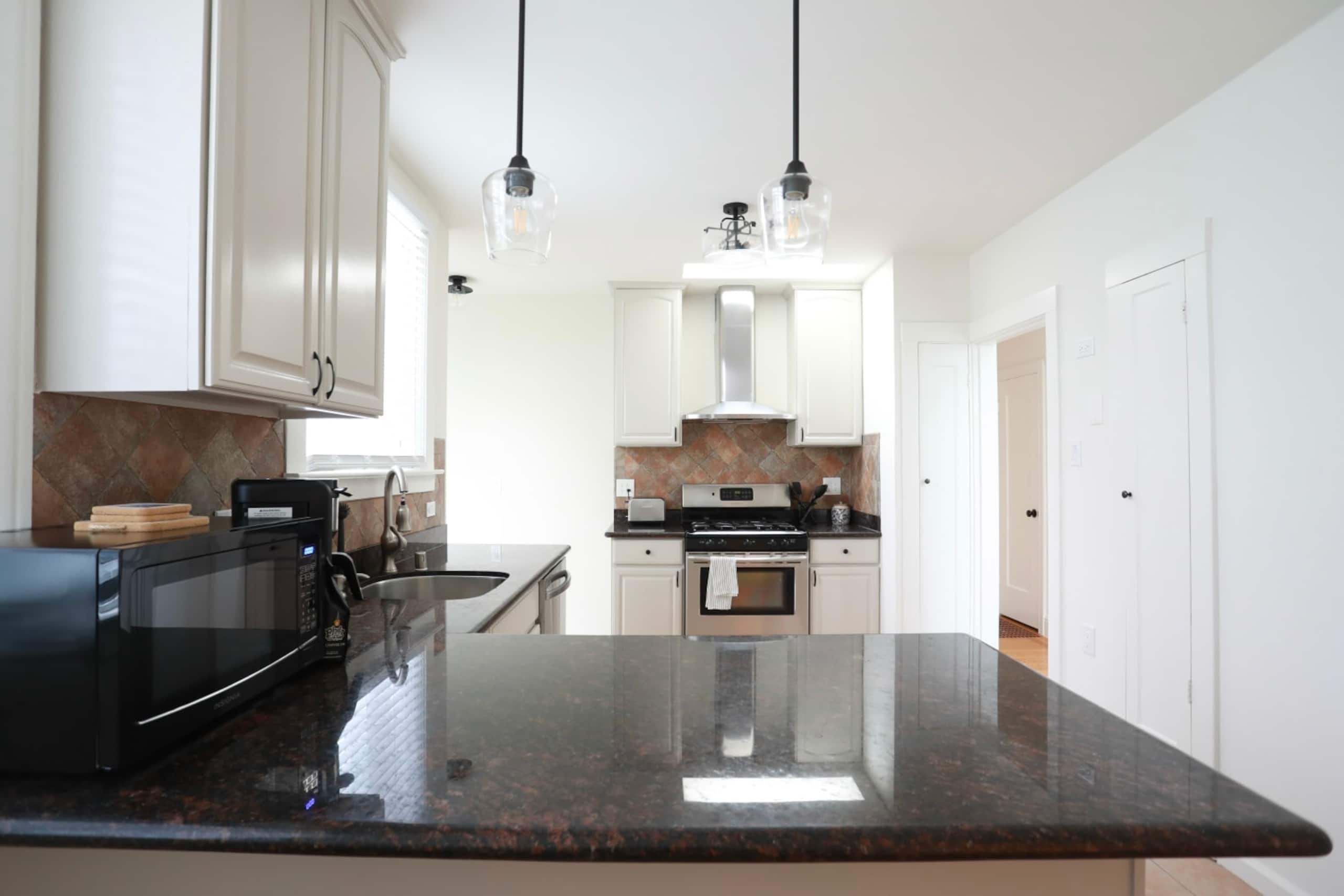 Home in San Francisco · ★4.95 · 4 bedrooms · 5 beds · 2 baths - Image 8