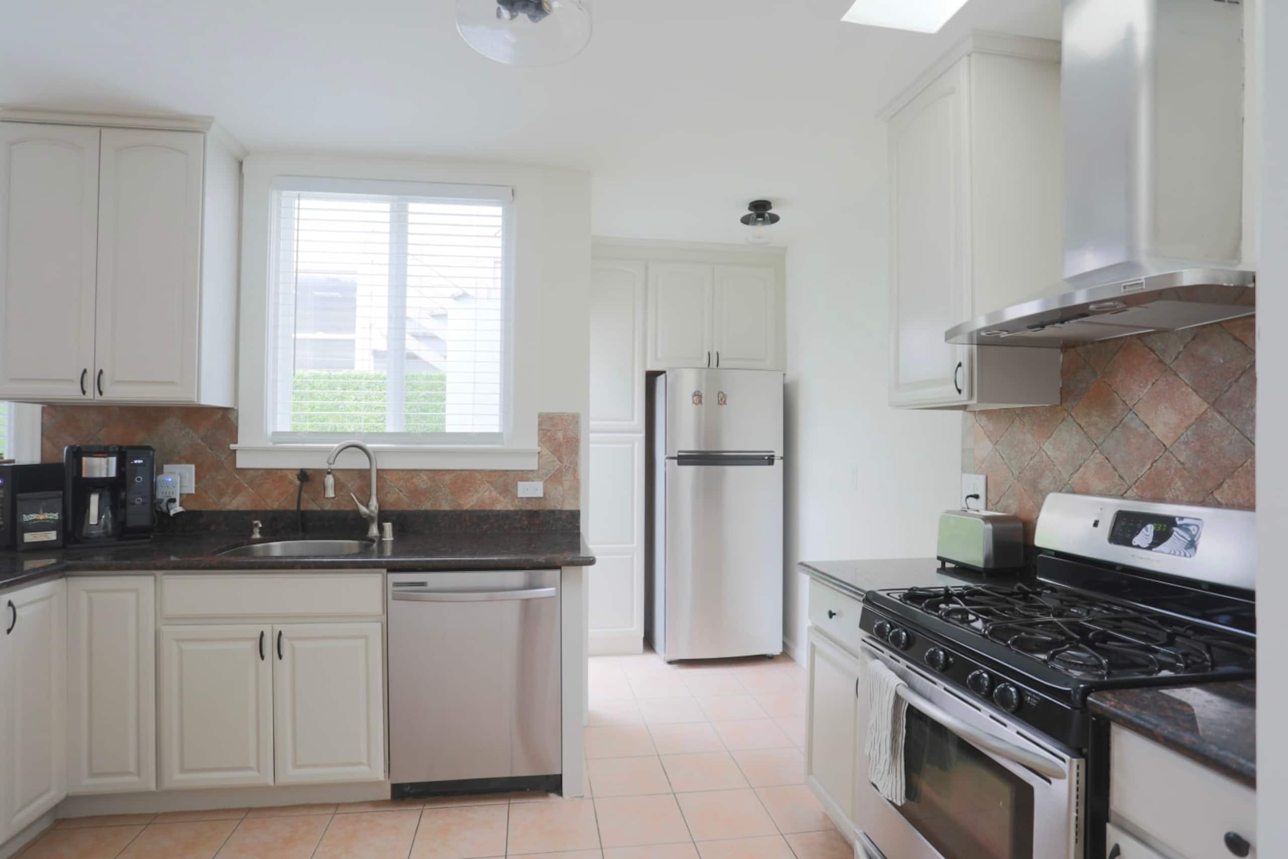 Home in San Francisco · ★4.95 · 4 bedrooms · 5 beds · 2 baths - Image 9