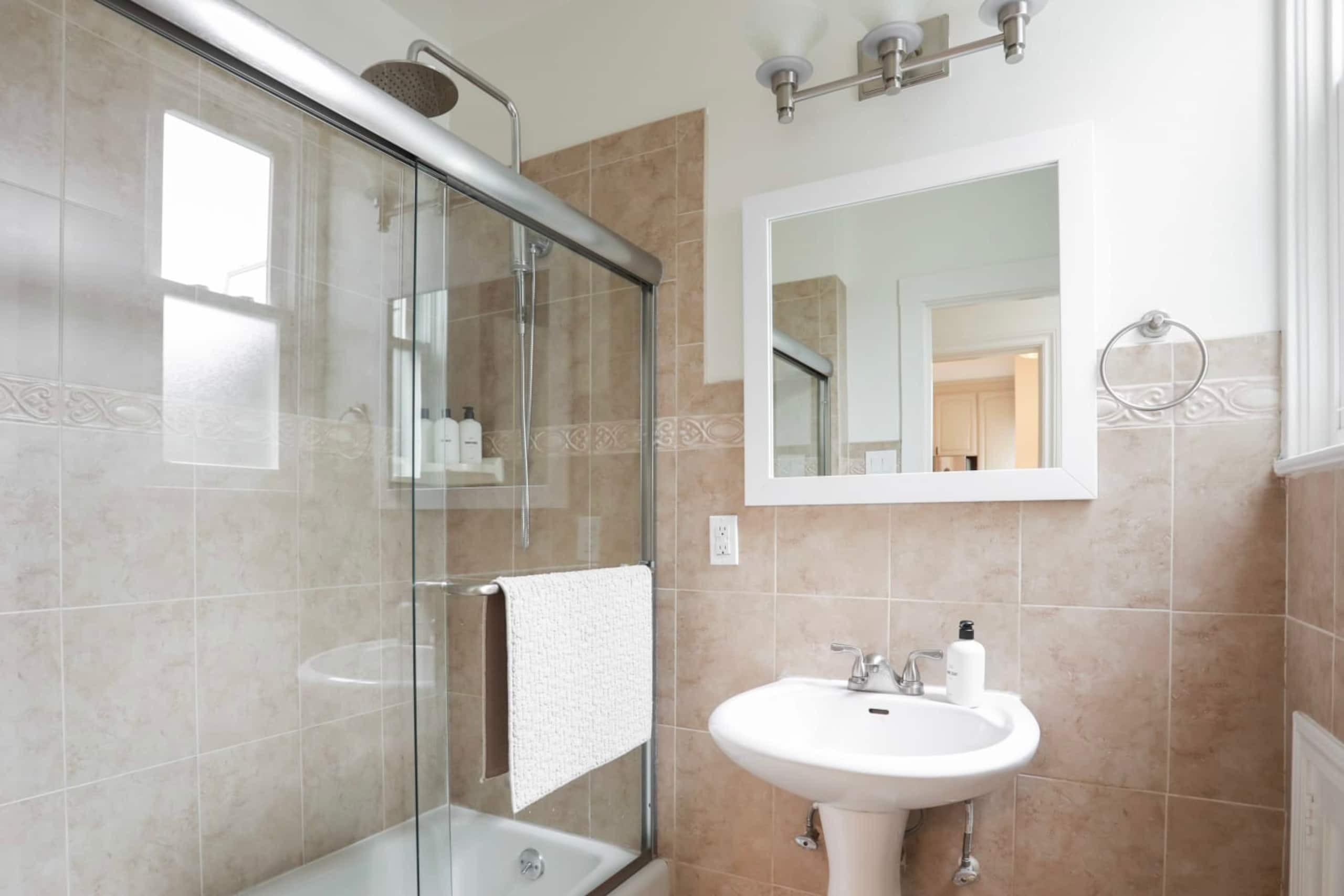 Home in San Francisco · ★4.95 · 4 bedrooms · 5 beds · 2 baths - Image 18