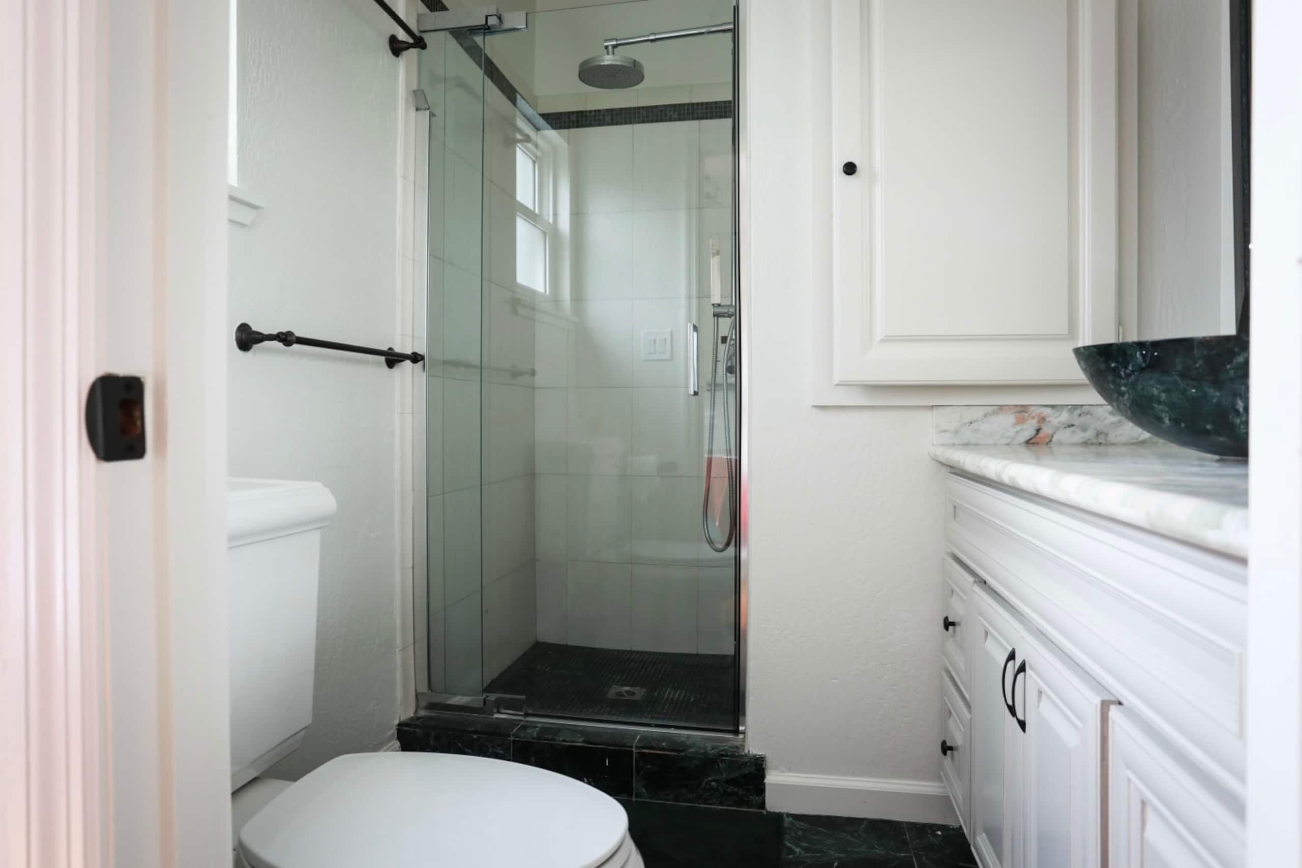 Home in San Francisco · ★4.95 · 4 bedrooms · 5 beds · 2 baths - Image 16