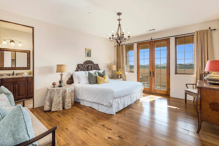 Slaapkamer met kingsize bed