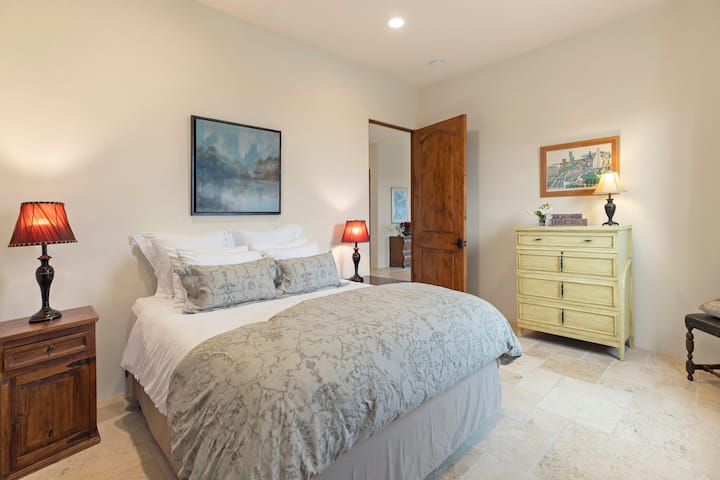 Slaapkamer in gastenverblijf met queensize bed