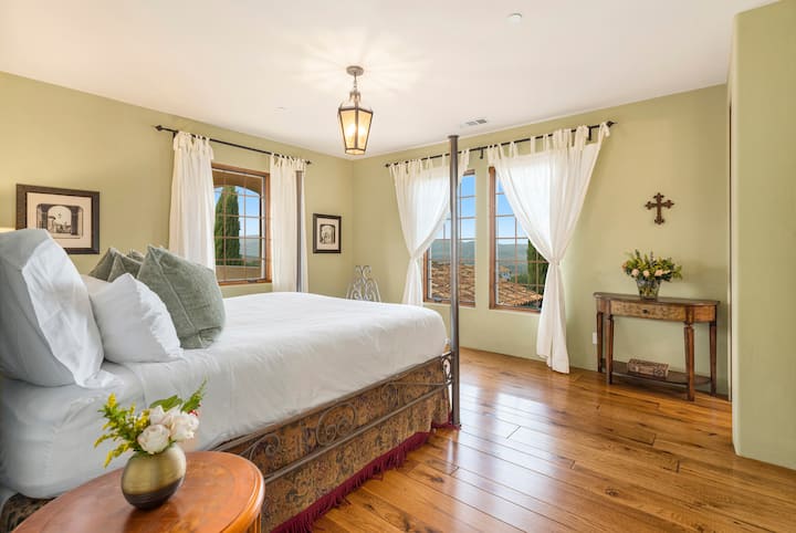 Slaapkamer met kingsize bed