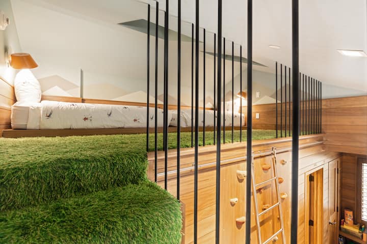 2 podwójne łóżka na antresoli (dostępne tylko za pomocą drabiny lub ściany wspinaczkowej)