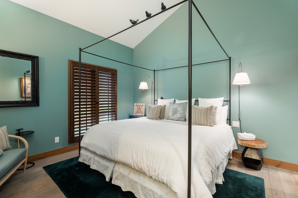 Dormitorio con cama king