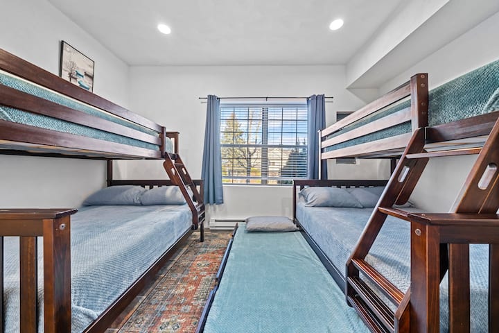 Ორსართულიან ოთახში არის ორი ორადგილიანი საწოლი, ასევე, სრული გამოსაწევი საწოლი ერთ ‑ ერთი კომპლექტის ქვემოთ.