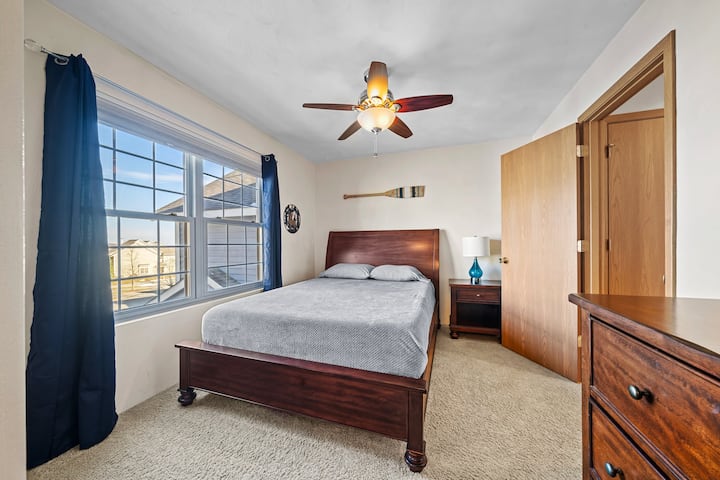 Მთავარ საძინებელთან ერთად, ზემოთ, იპოვით კიდევ ორ საძინებელს, რომლებიც იზიარებს ჯეკ ‑ ენ ‑ ჯილის სააბაზანოს.