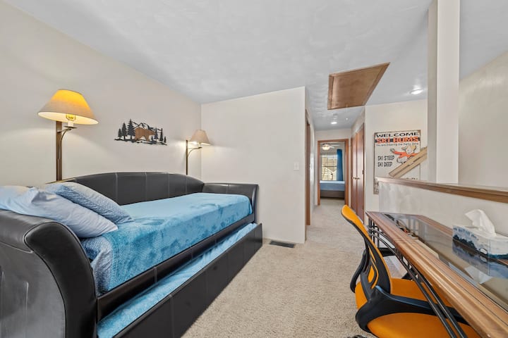 Აივანზე, ზემოთ, დაგხვდებათ საძინებლის დივანი, რომელსაც ქვემოთ გამოსაწევი საწოლიც აქვს.