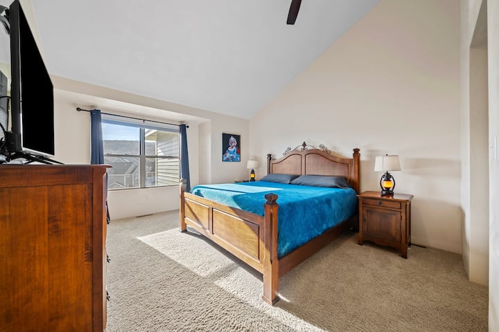 Მთავარი საძინებელი დიდია, აქვს თაღოვანი ჭერი, კომფორტული მეხსიერების ქაფის მეფე, დიდი ბრტყელეკრანიანი ტელევიზორი და მიმაგრებული მთავარი სააბაზანო.