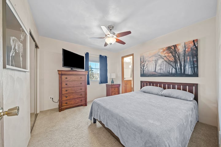 Თითოეულ საძინებელს აქვს საკუთარი ტელევიზორი.  Ადგილობრივი საკაბელო არის როგორც მისაღები ოთახის ტელევიზორში, ისე მთავარ საძინებელში.  Ამ საძინებელსა და დანარჩენ ორს აქვს სტრიმინგის შესაძლებლობა, ასე რომ შეგიძლიათ უყუროთ Netflix-ს, HBO-ს და ა.შ. (უნდა გამოიყენოთ საკუთარი ანგარიში).