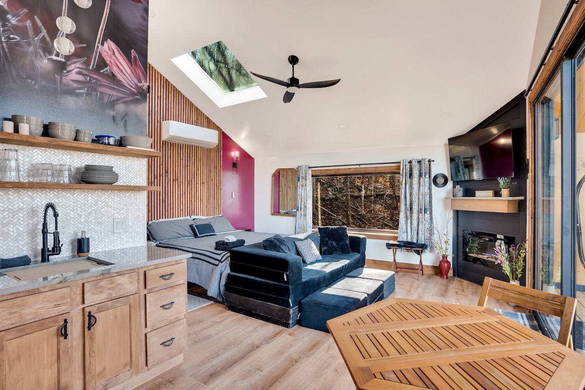 Blooming Redbud Treehouse with private hot tub! - Houses for Rent