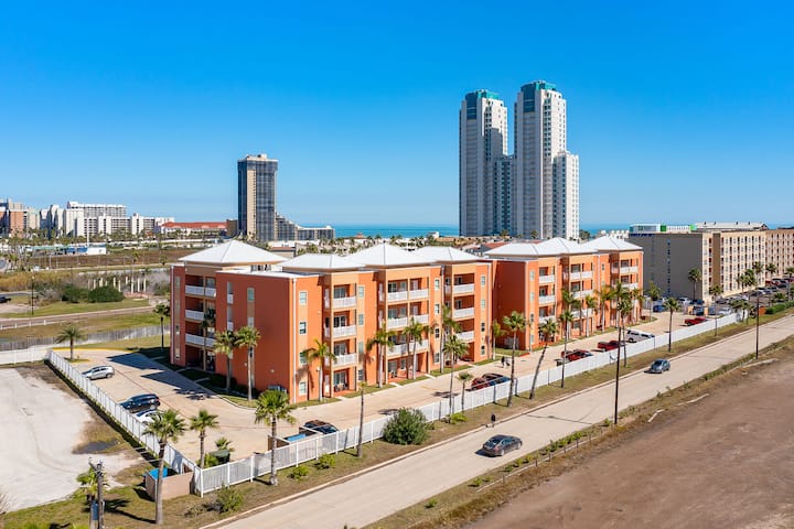 Updated Condo W/ Pool & Bbq Area, Near Beach! - Isla Blanca Beach, TX