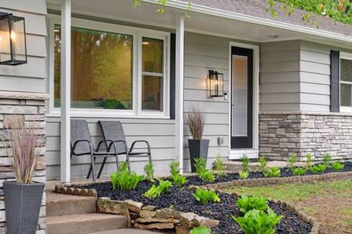 Luxury 1800sq.ft Home – Sleeps 8 gallery image 3