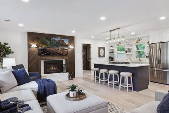 Luxury 1800sq.ft Home – Sleeps 8 gallery image 2