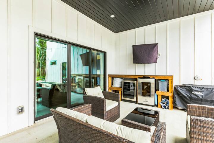 3BR dog-friendly home with pool and pool spa gallery image 3