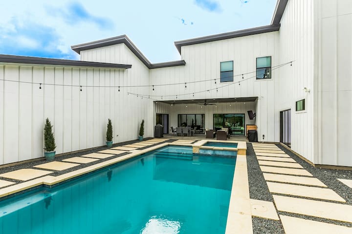 3BR dog-friendly home with pool and pool spa gallery image 4