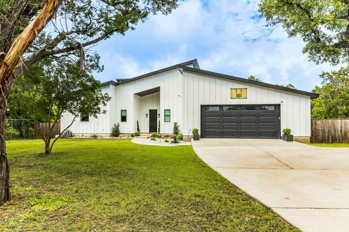 3BR dog-friendly home with pool and pool spa gallery image 5