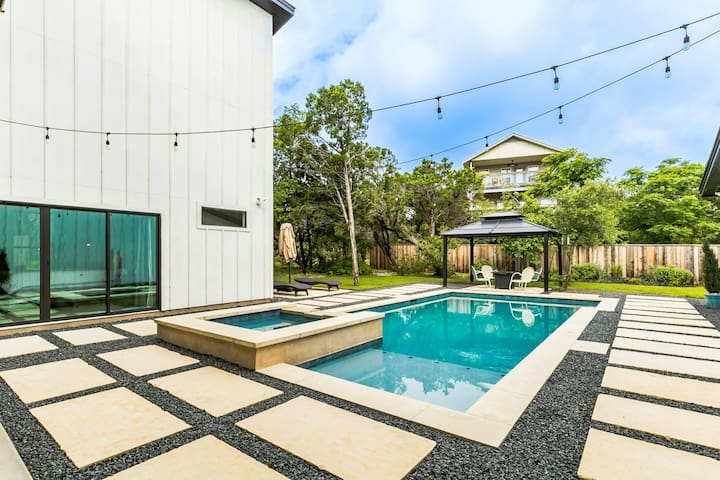 3BR dog-friendly home with pool and pool spa gallery image 2