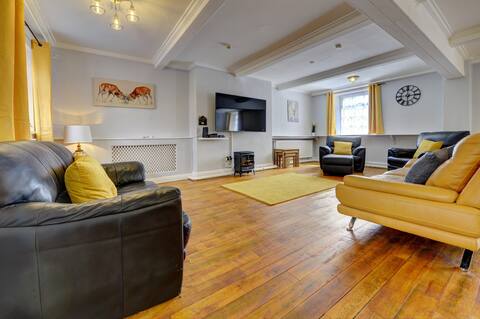 Spacious 12 beds, sleeps up to 16, ample gated