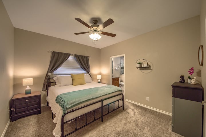 غرفة نوم رئيسية بسرير بمقاس كبير!