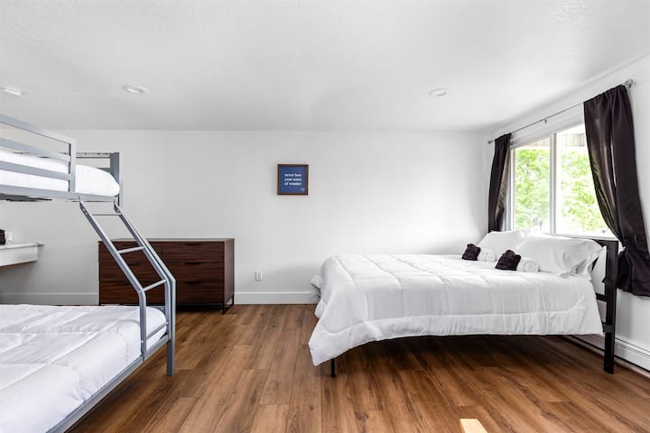 საძინებელი მარჯვნივ