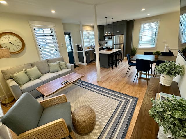 Stunning 2 Bed/ 1.5 Bath/ Apartment w/ Parking