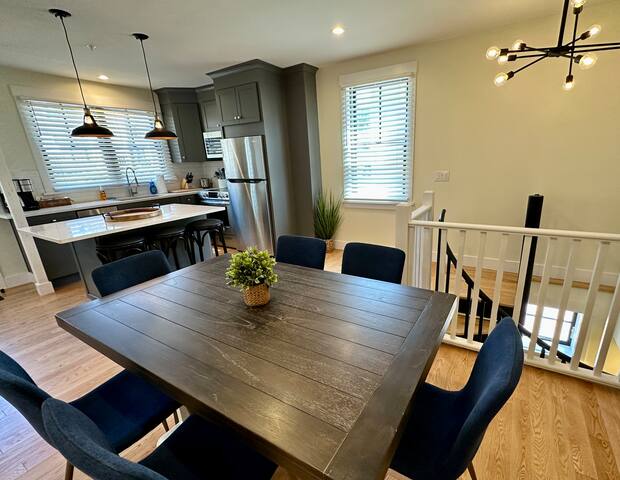 Stunning 2 Bed/ 1.5 Bath/ Apartment w/ Parking gallery image 4