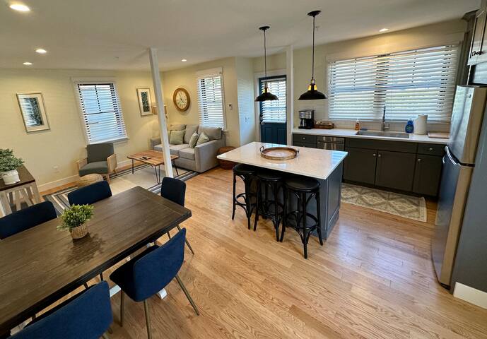 Stunning 2 Bed/ 1.5 Bath/ Apartment w/ Parking gallery image 2