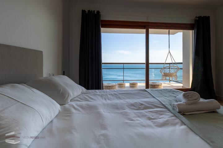 Spectacular seafront house, with a communal pool a gallery image 5