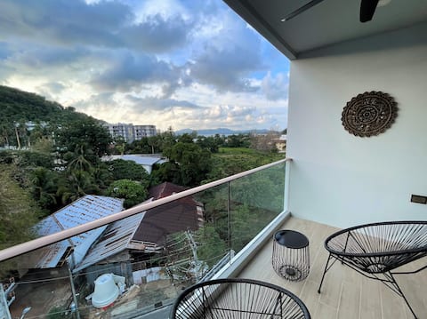 Mountain & sea view apartment-washer, private wifi