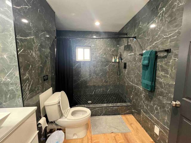 Peacock Inn – 8 Bdr 4 Bth 14 Bds, Free Spa Heat gallery image 3