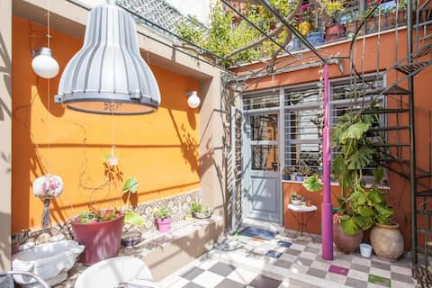 Popular Airbnb listing: Living like in a cottage in the center of Athens in ΛΟΦΟΣ ΣΤΡΕΦΗ