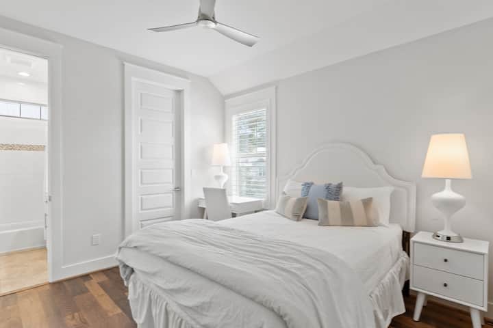 Მე-3 საძინებელში არის დიდი საწოლი და სააბაზანო.