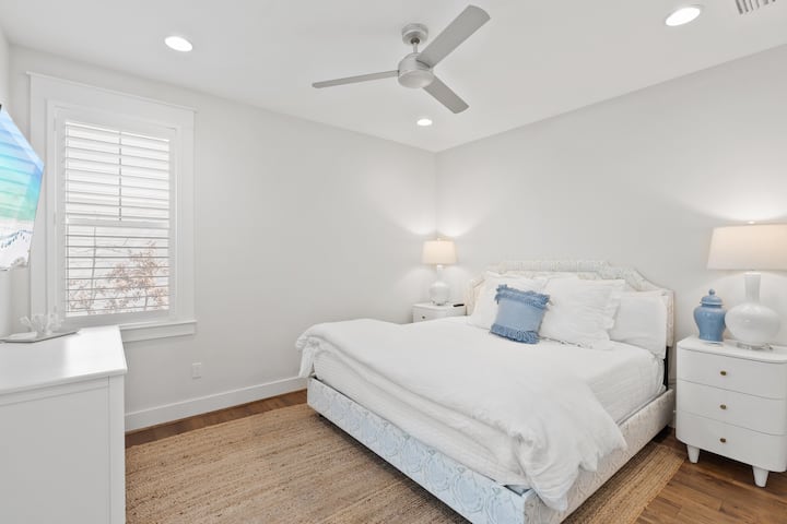 1 საძინებელში არის დიდი საწოლი და სააბაზანო.