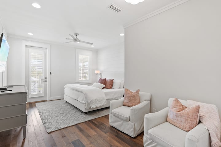 Ძირითად საძინებელში არის დიდი საწოლი და სააბაზანო.