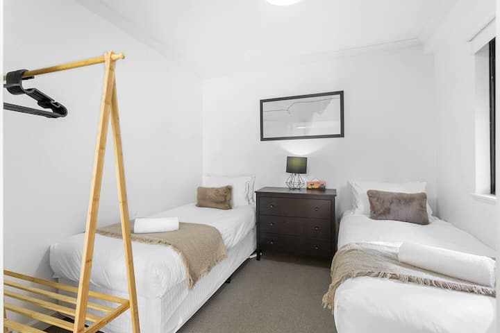  Shijo një gjumë të mirë në dhomën tonë të gjumit dyshe, me dy krevate të rehatshëm teke, mobilie moderne dhe një atmosferë të qetë.