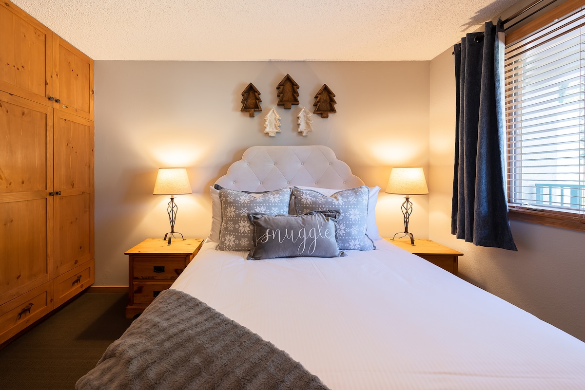 Chumba cha kulala cha ukubwa wa malkia ni mahali pazuri pa kupumzika na kupumzika baada ya siku ya jasura