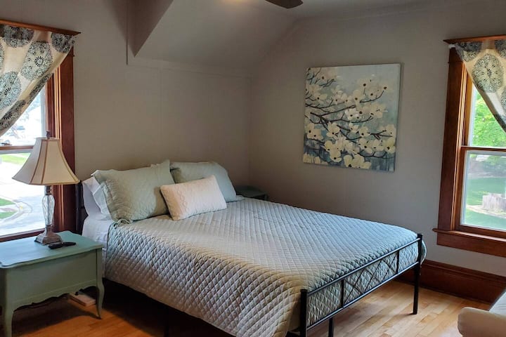 Მეორე საძინებელში (მწვანე ოთახში) არის ორადგილიანი საწოლი, 50"-იანი სმარტ-ტელევიზორი,  კომოდი სარკით, სეტეით, ჭერის ვენტილატორითა და განათებით და კარადა დასაკიდი სივრცით.